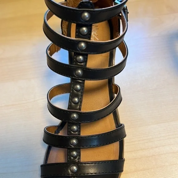 NWOT Mossimo Strappy Sandals With Studs And Back Heel Zipper, Size 7 - Picture 6 of 11